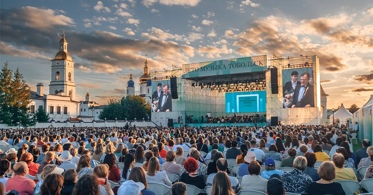 prazdnovanie sezona v sibiri zimniy festival s muzykoy tantsami i vkusnoy edoy